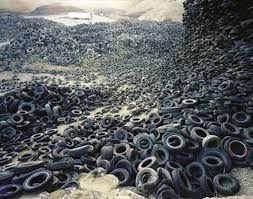 Mỗi năm có hàng triệu tấn lốp xe cũ cần xử lý. (Ảnh minh họa)